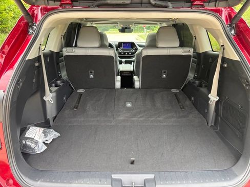 Used 2024 Toyota Highlander XLE AWD/4WD image 50