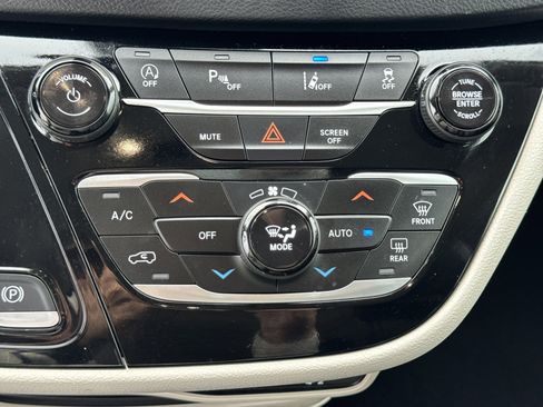 Used 2023 Chrysler Pacifica Touring-L image 20