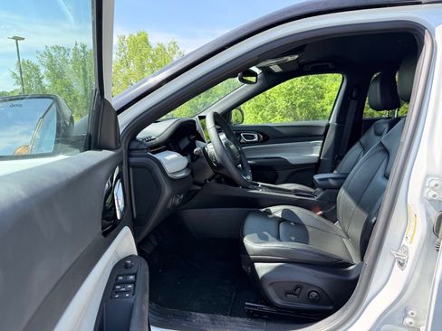 Used 2025 Jeep Compass Limited AWD/4WD image 19