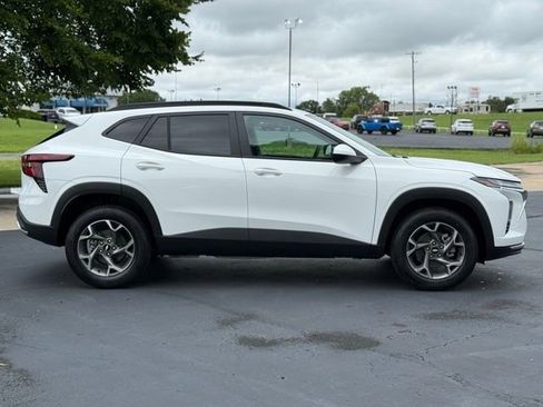 New 2025 Chevrolet Trax LT w/ Driver Confidence Package FWD image 8