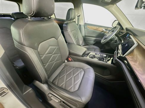 Used 2025 Volkswagen Atlas SE FWD image 32