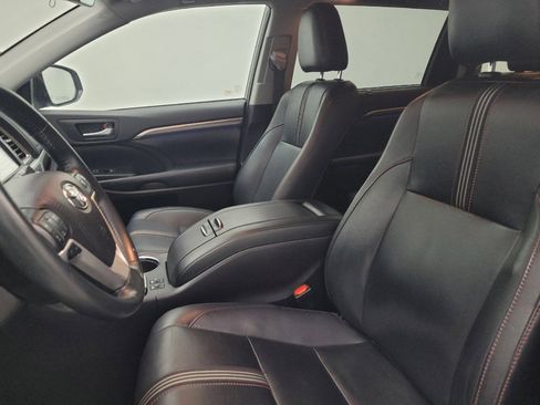 Used 2019 Toyota Highlander SE image 17