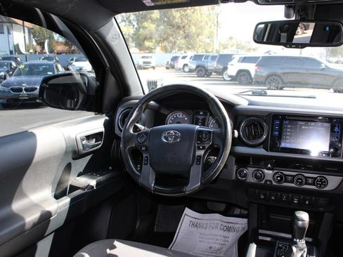 Used 2018 Toyota Tacoma TRD Off-Road w/ Technology Package AWD/4WD image 22