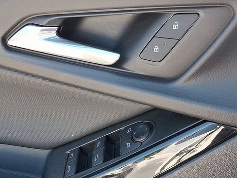 Used 2025 Chevrolet Equinox LT FWD image 19
