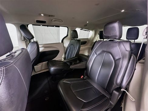 Used 2022 Chrysler Pacifica Touring-L image 15