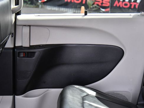Used 2023 Chrysler Pacifica Touring-L FWD image 36
