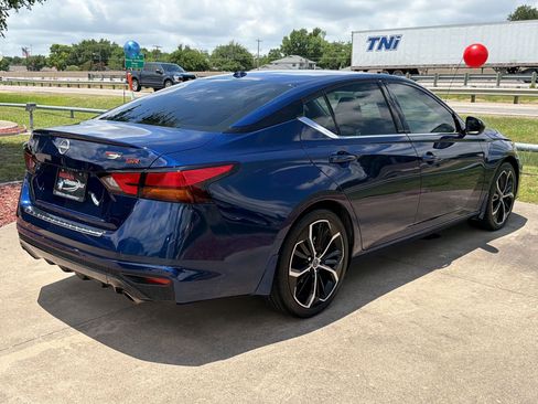 Used 2023 Nissan Altima 2.5 SR w/ SR Premium Package FWD image 9