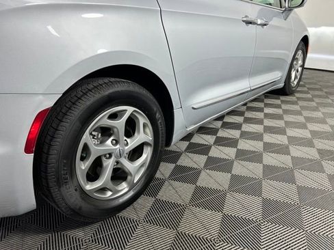 Used 2022 Chrysler Pacifica Limited FWD image 6