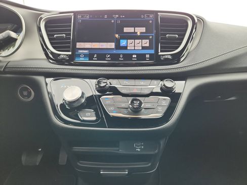 New 2027 Chrysler Pacifica Select FWD image 14