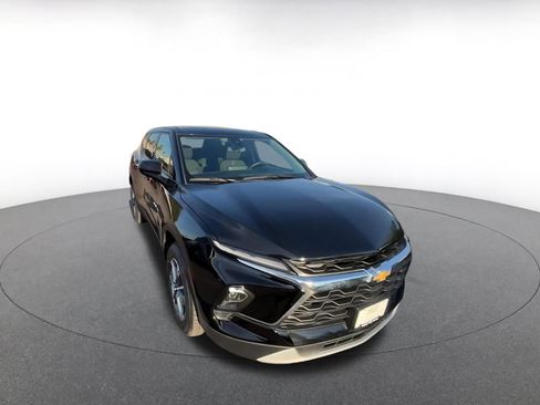 Used 2025 Chevrolet Blazer LT image 3