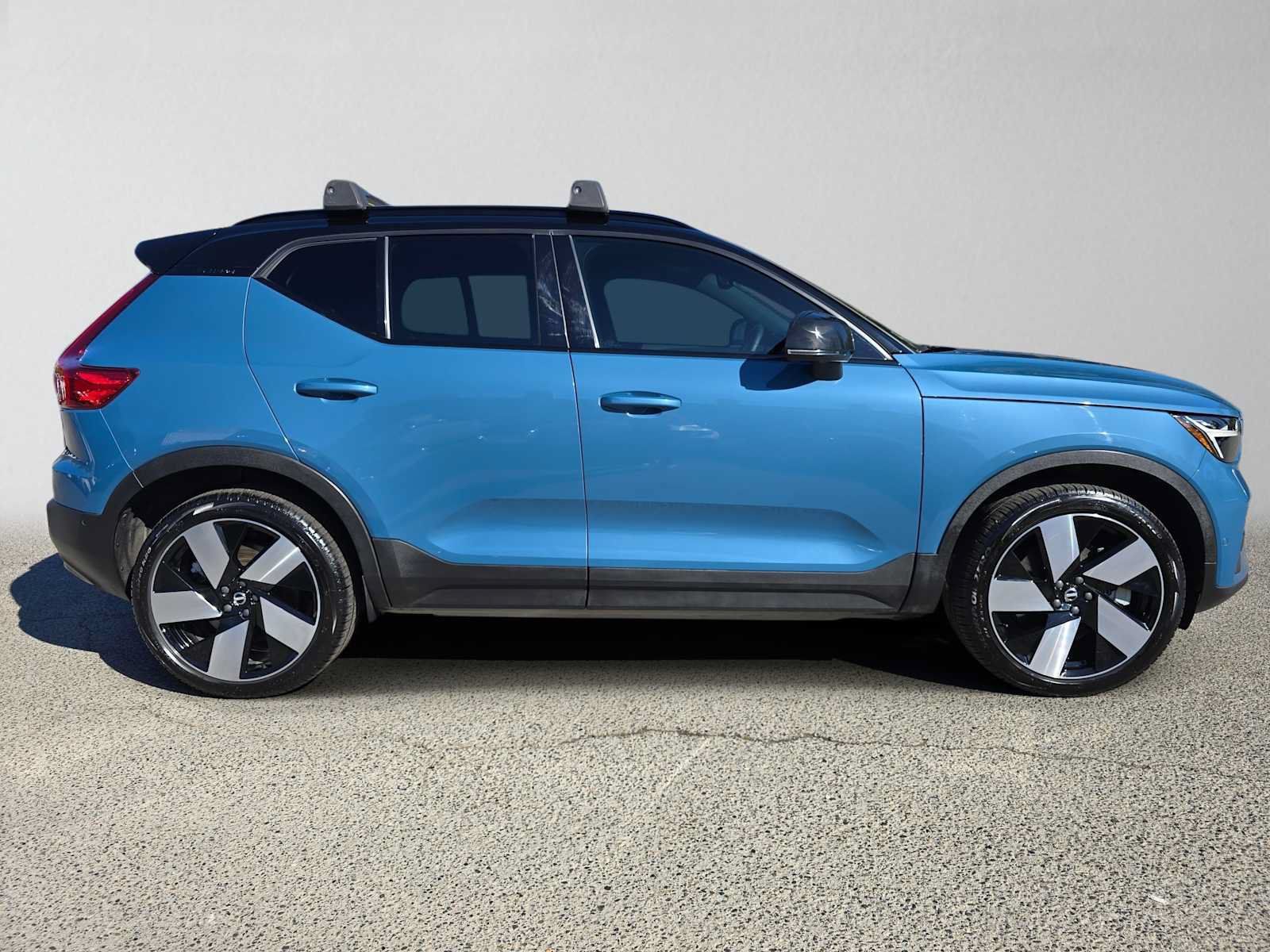 Used 2023 Volvo XC40 Recharge Plus w/ Protection Package Premier AWD/4WD image 3