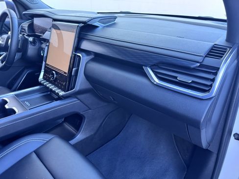 Used 2024 GMC Acadia Elevation image 13