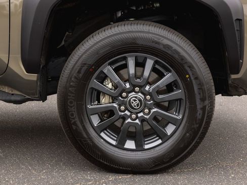 Certified 2025 Toyota Tacoma TRD Off-Road w/ TRD Off Road Upgrade Package AWD/4WD image 4