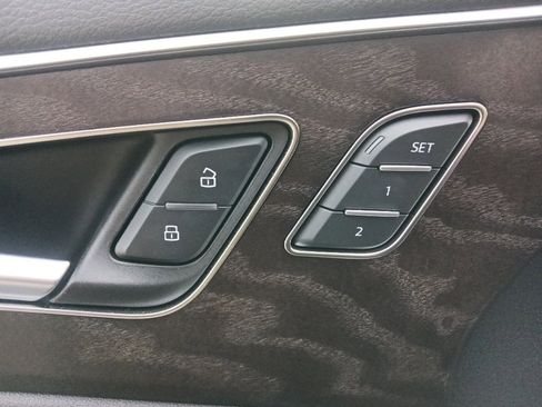 Used 2023 Audi Q8 Premium image 13