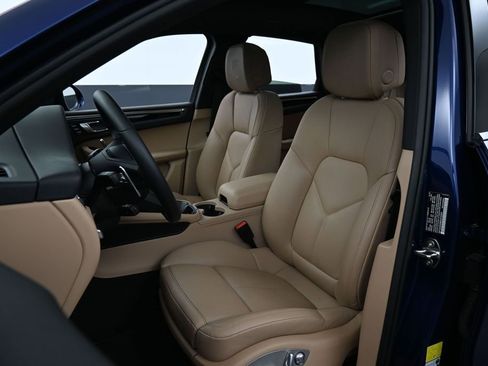 Certified 2025 Porsche Macan AWD/4WD image 5
