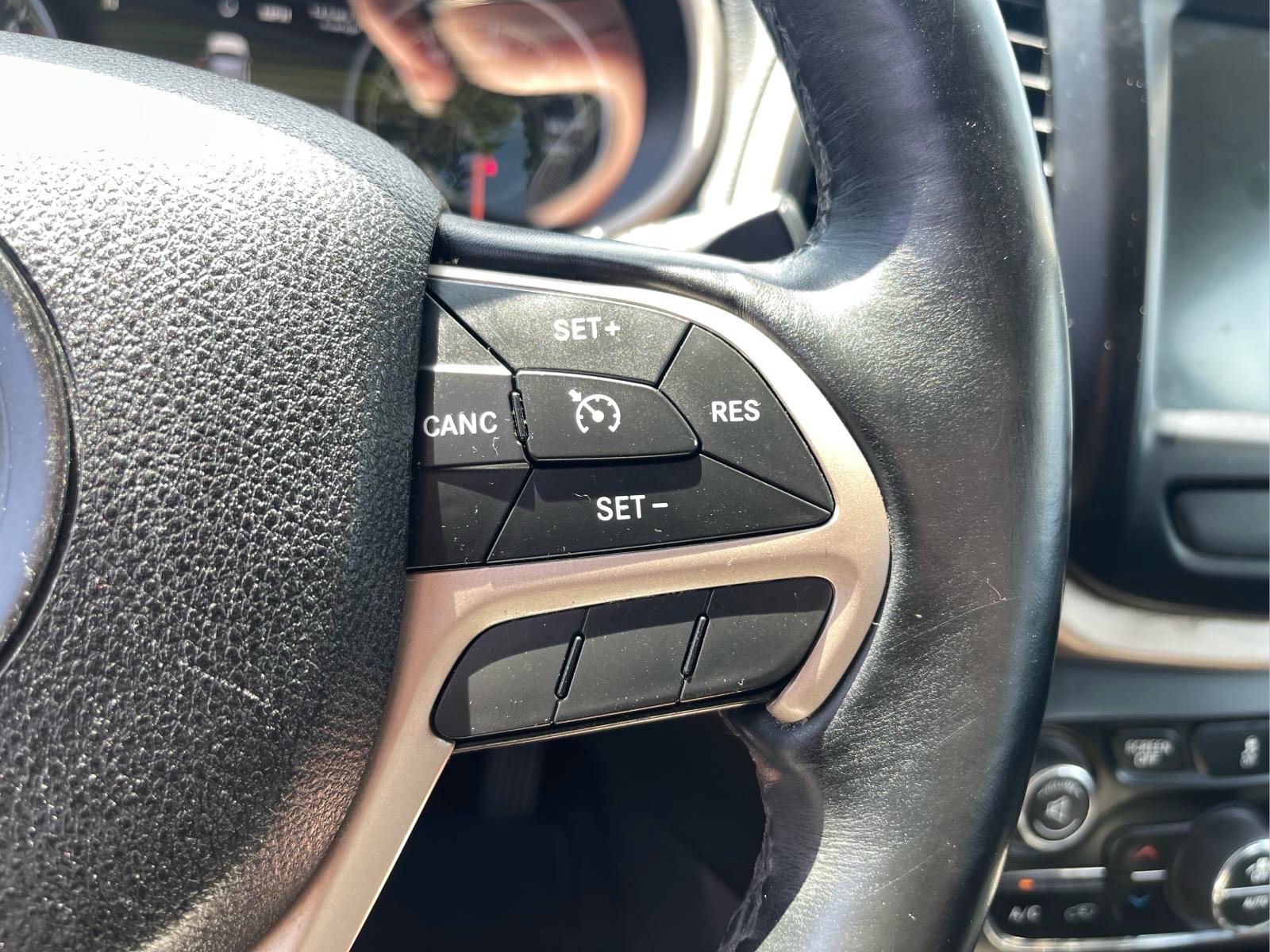 Used 2017 Jeep Cherokee Limited AWD/4WD image 27