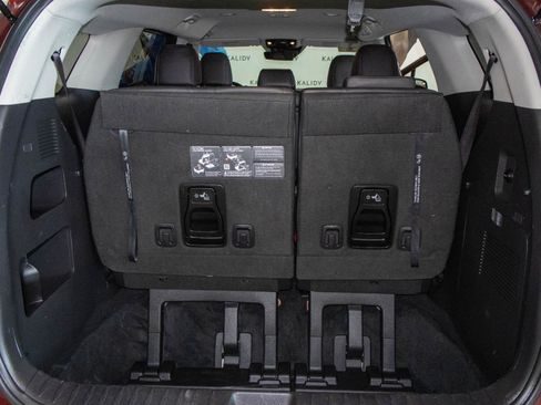 Used 2024 Kia Carnival LX image 23