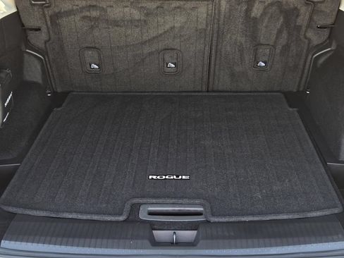 Certified 2025 Nissan Rogue SV FWD image 9