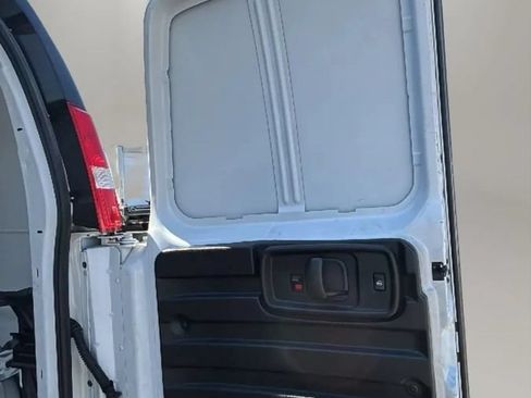 Used 2018 Chevrolet Express 3500 w/ Driver Convenience Package RWD image 43