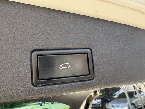 Used 2014 Volkswagen Touareg TDI image 24