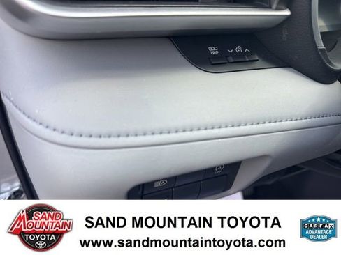 Used 2024 Toyota Highlander XLE AWD/4WD image 15