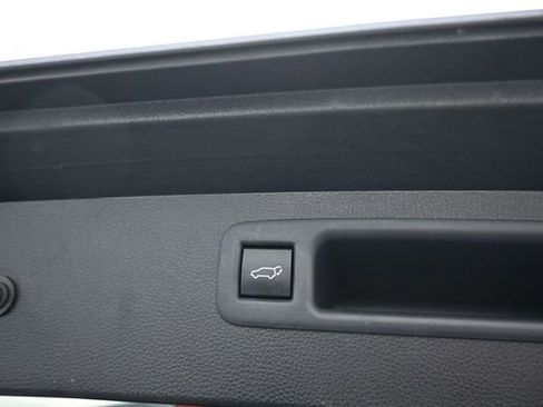 Used 2021 Toyota Highlander XLE AWD/4WD image 9