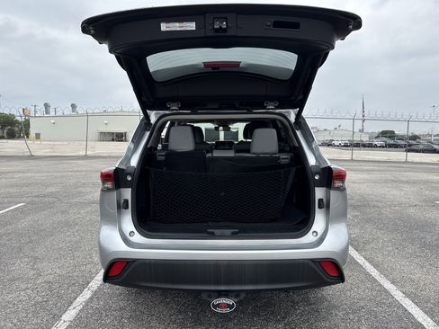 Used 2021 Toyota Highlander XLE FWD image 21