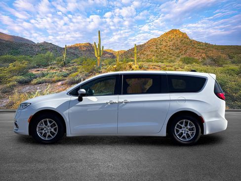Used 2023 Chrysler Pacifica Touring-L FWD image 8