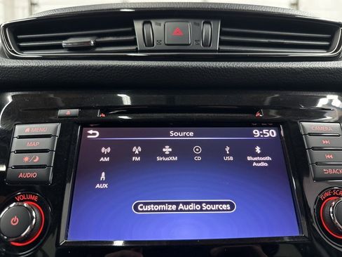 Used 2018 Nissan Rogue SV w/ Premium Package image 30