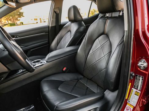 Used 2018 Toyota Camry XLE image 32