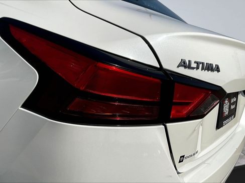 Used 2025 Nissan Altima 2.5 SV FWD image 24