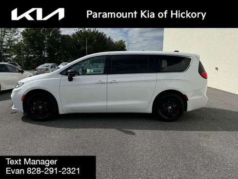 Used 2024 Chrysler Pacifica Touring-L image 19