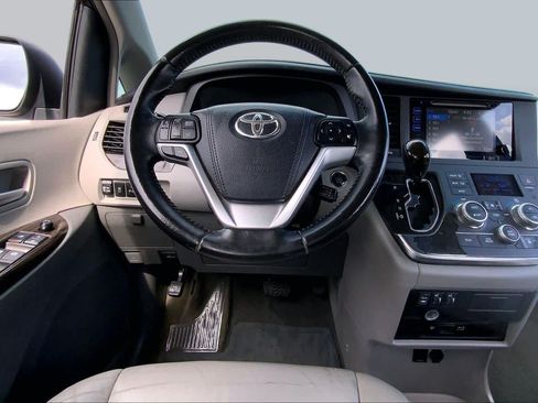 Used 2016 Toyota Sienna XLE Premium FWD image 6