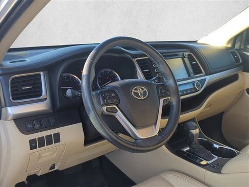 Used 2019 Toyota Highlander XLE FWD image 9