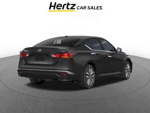 Used 2025 Nissan Altima 2.5 SV FWD image 2