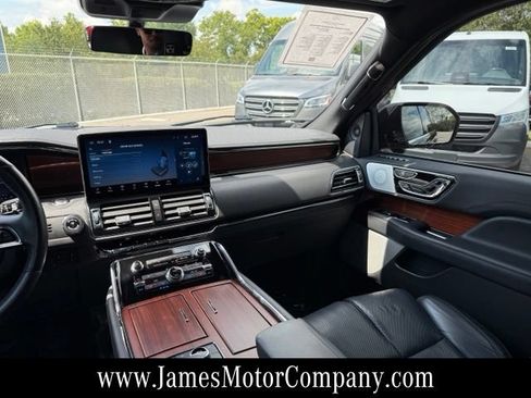 Used 2022 Lincoln Navigator Reserve AWD/4WD image 17