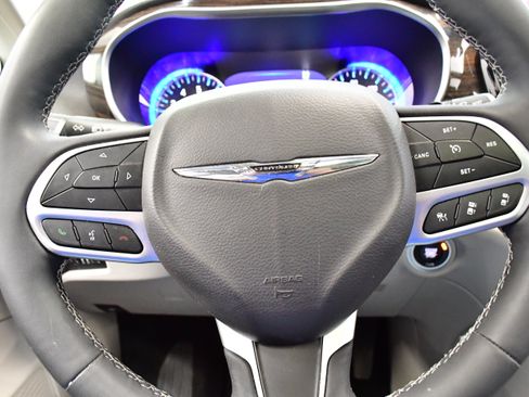 Used 2023 Chrysler Pacifica Touring-L w/ Uconnect Theater Family Group FWD image 20