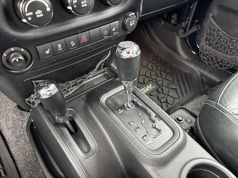 Used 2015 Jeep Wrangler Unlimited Sahara w/ Dual Top Group AWD/4WD image 31