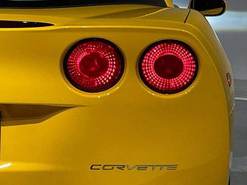 Used 2005 Chevrolet Corvette Coupe w/ Preferred Equipment Group RWD image 19