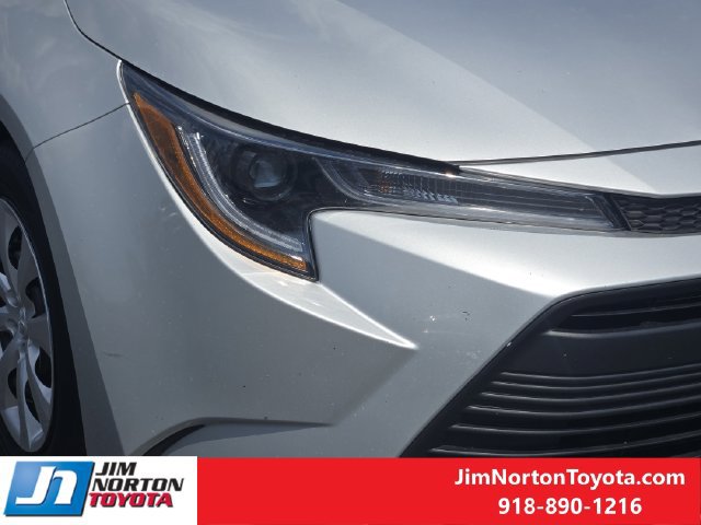 Used 2025 Toyota Corolla LE FWD image 9