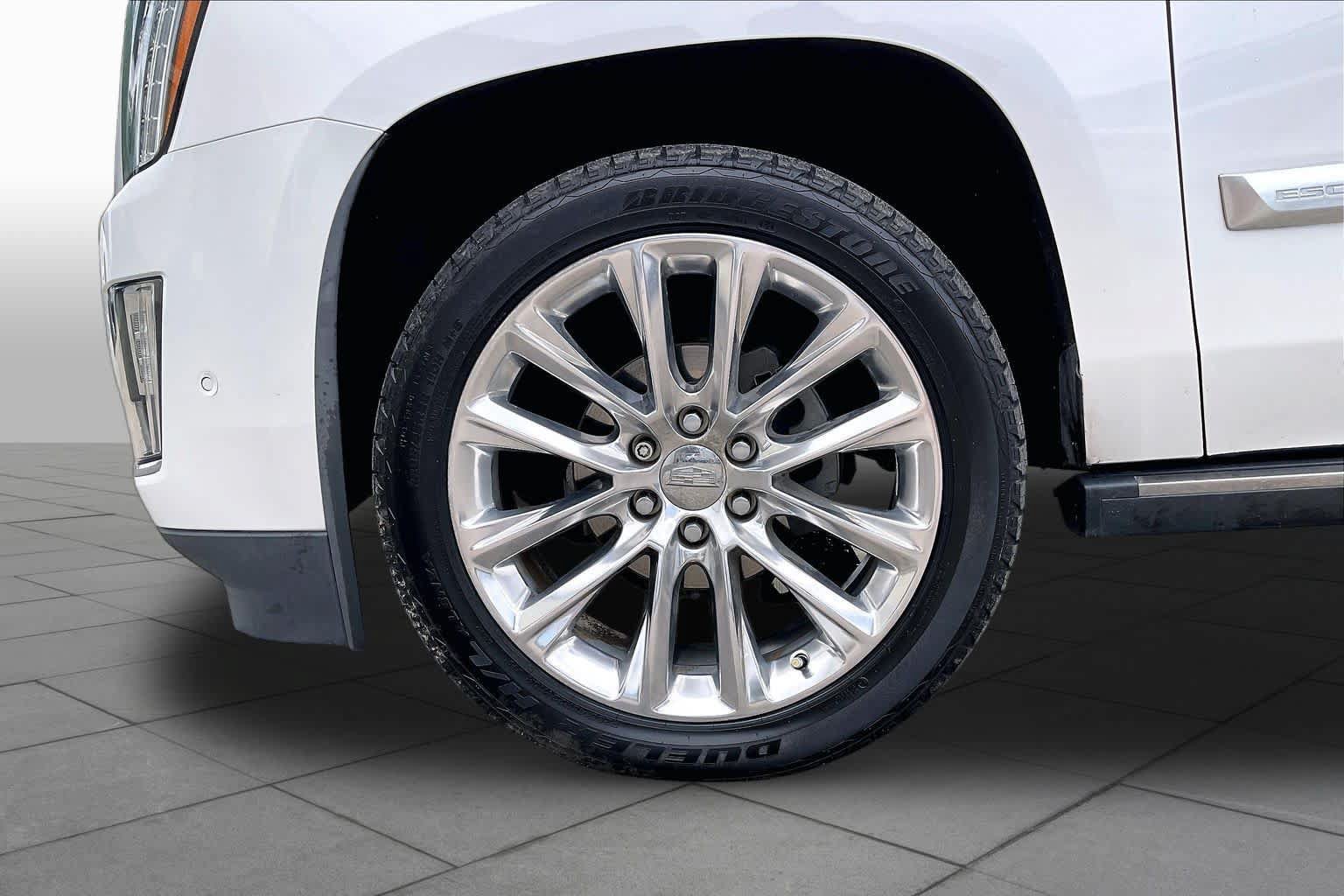 Used 2019 Cadillac Escalade Platinum RWD image 10