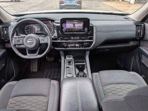 Used 2025 Nissan Pathfinder SV image 7