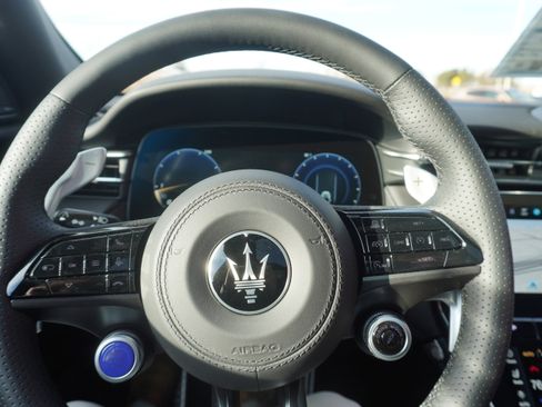 New 2025 Maserati Grecale Modena image 18