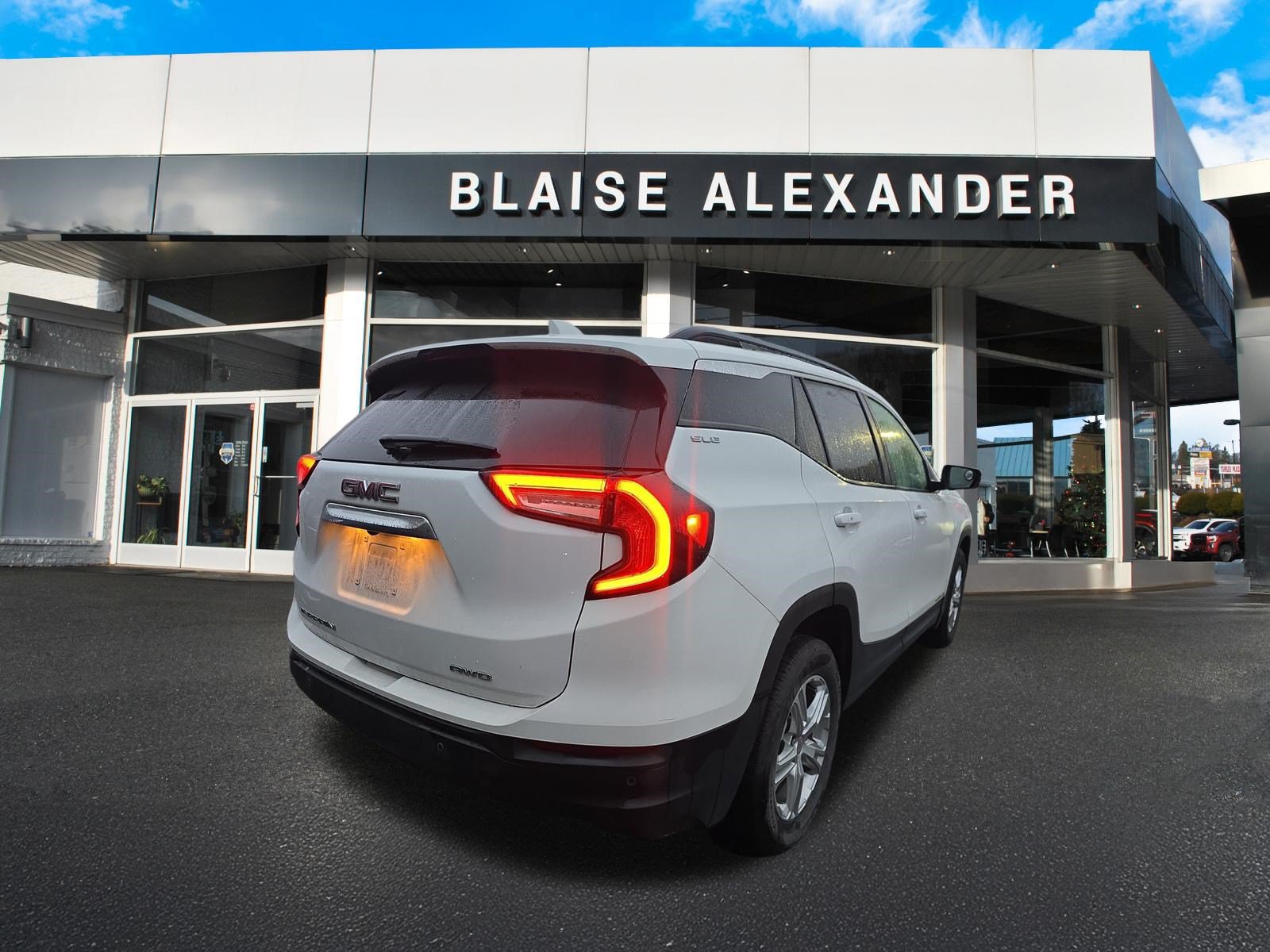Used 2023 GMC Terrain SLE w/ Driver Convenience Package AWD/4WD image 3