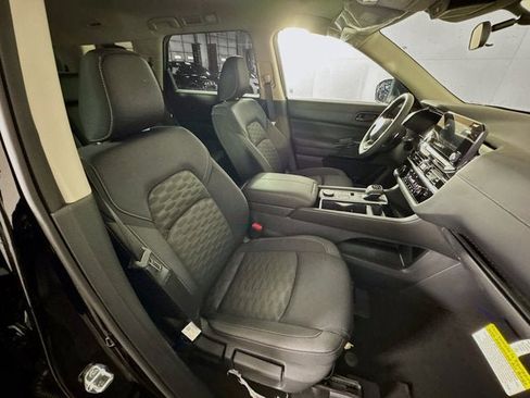 New 2025 Nissan Pathfinder SV w/ Black Appearance Package image 25