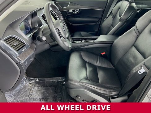 Used 2020 Volvo XC90 T6 Momentum image 3