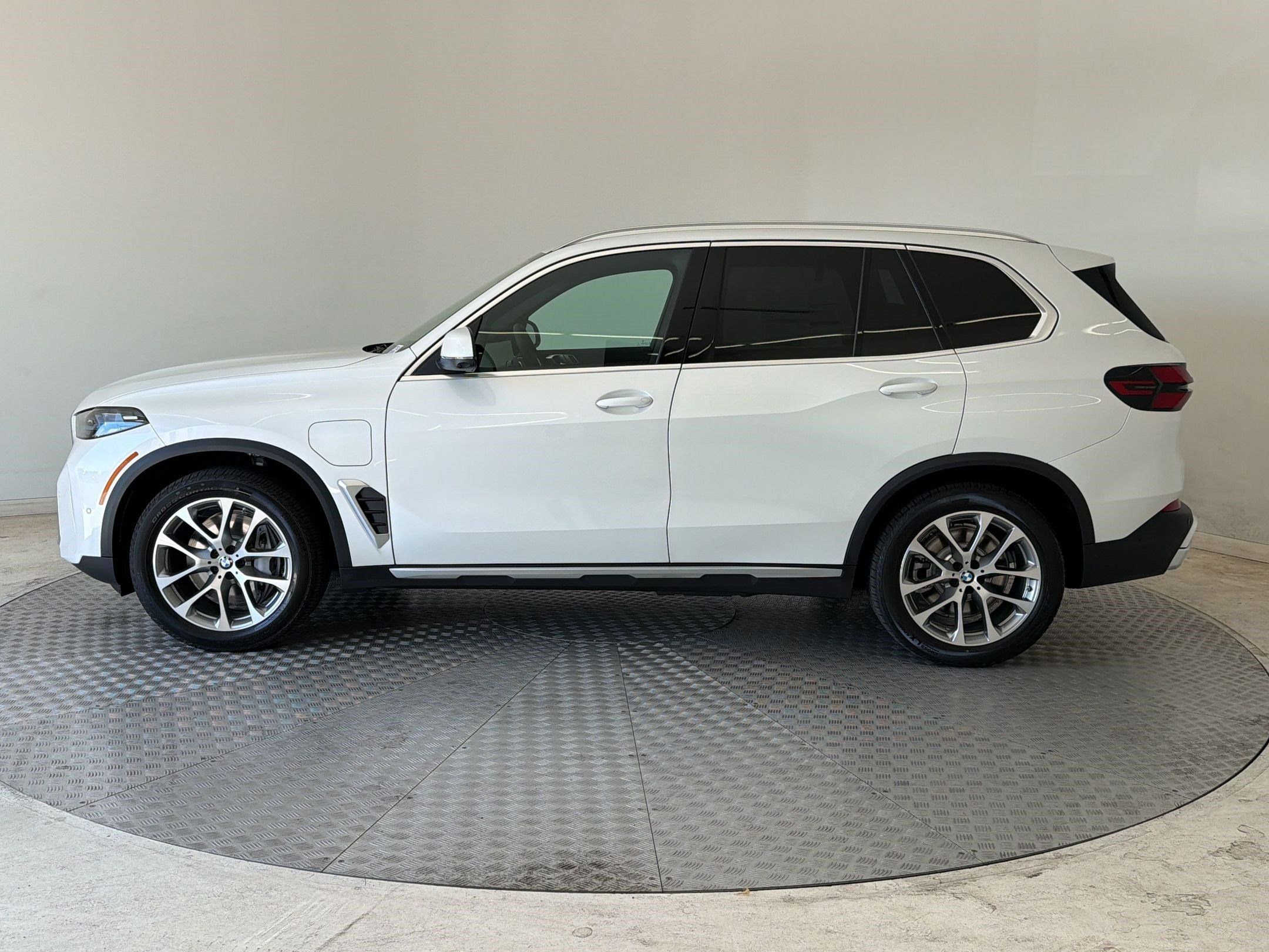 New 2026 BMW X5 xDrive50e w/ Climate Comfort Package AWD/4WD image 2