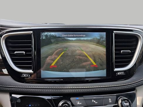 Used 2023 Chrysler Pacifica Limited FWD image 26