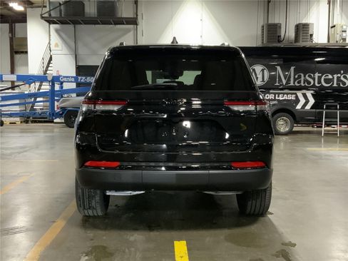 New 2025 Jeep Grand Cherokee Limited w/ Black Appearance Package image 4