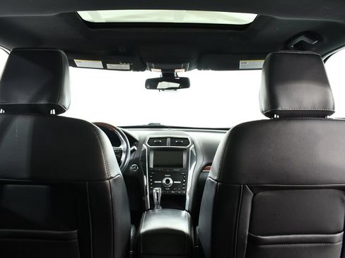 Used 2019 Ford Explorer Platinum AWD/4WD image 17